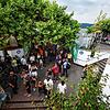 Die Menschen verlassen am Hausherrensonntag beim Abbruch des Festes das Gelände am Seeufer. (Archivbild)
