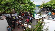 Die Menschen verlassen am Hausherrensonntag beim Abbruch des Festes das Gelände am Seeufer. (Archivbild)