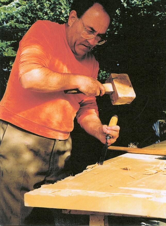 Lothar Weiss im Jahr 1990 bei der Arbeit im Atelier.