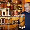 Gläser, die Geschichten erzählen: Eberhard Hackelsberger, Chef der Öflinger Firma Weck, vor einem Schrank mit Eingekochtem, die Gläser ...