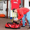Bei der Arbeit: Clemens Bauer schnappt sich den Ball und das Training mit seinen Jungs vom FC 08 Bad Säckingen kann losgehen.