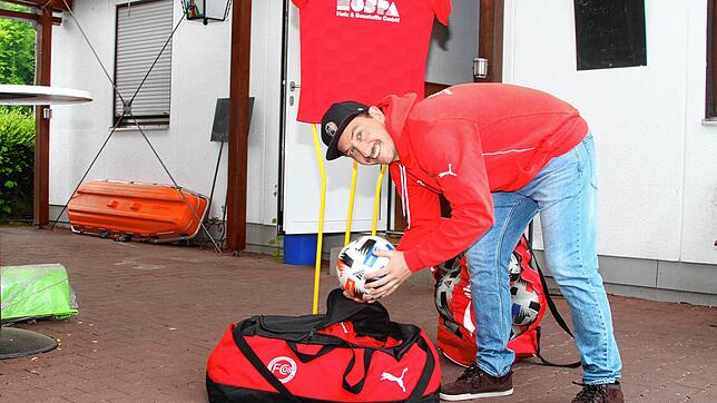 Bei der Arbeit: Clemens Bauer schnappt sich den Ball und das Training mit seinen Jungs vom FC 08 Bad Säckingen kann losgehen.