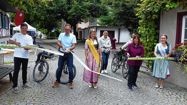 Mit einem dreifachen Schnitt eröffneten (von links) die Bürgermeister Georg Riedmann (Markdorf) und Martin Rupp (Bermatingen) sowie ...