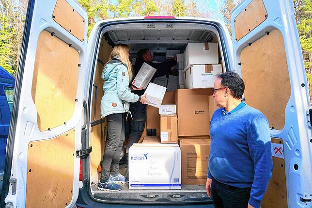 Bis unters Dach stapeln sich die Hilfsgüter im Transporter.