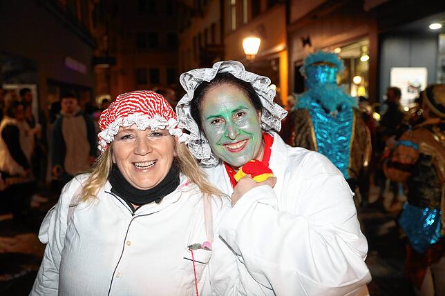 Bild 32: In der Altstadt treffen sich Hexen, Einhörner und Piraten bei der Straßenfasnacht