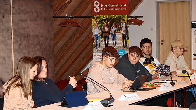 In der Sitzung des Jugendgemeinderats St. Georgen bringen sich (von links) Lilly Dieterle, Letizia Bonomo, Leon-Fabian Langer, Lenny ...