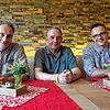 Stefan Baumann, Ingo Kerber und Sascha Baumann bewirten unter anderem die Gäste in Nenzingen. „Der Zusammenhalt ist wichtig“, sind sie ...