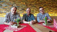 Stefan Baumann, Ingo Kerber und Sascha Baumann bewirten unter anderem die Gäste in Nenzingen. „Der Zusammenhalt ist wichtig“, sind sie ...