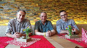 Stefan Baumann, Ingo Kerber und Sascha Baumann bewirten unter anderem die Gäste in Nenzingen. „Der Zusammenhalt ist wichtig“, sind sie ...