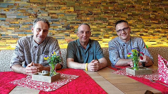 Stefan Baumann, Ingo Kerber und Sascha Baumann bewirten unter anderem die Gäste in Nenzingen. „Der Zusammenhalt ist wichtig“, sind sie ...