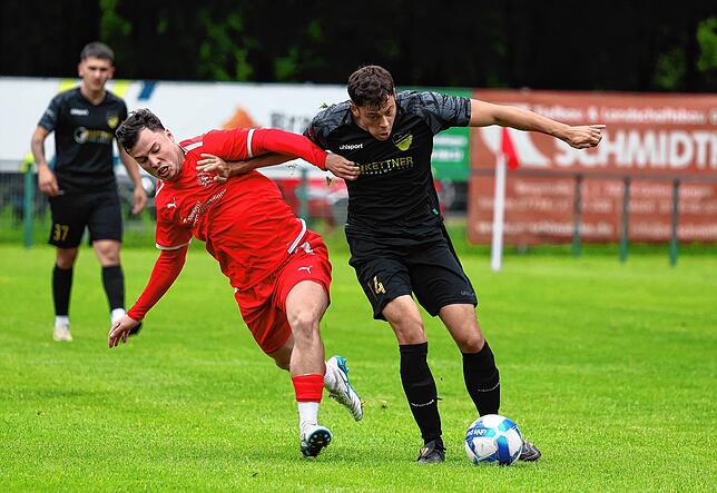 Bild 5: FC Pfaffenweiler feiert nach 2:1-Erfolg Relegationsplatz. Wir waren mit der Kamera dabei.