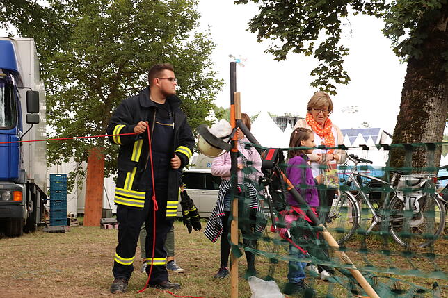 Bild 9: Bilder von der Freiwilligen-Arbeit der Feuerwehr beim Marathon der Gespannfahrer