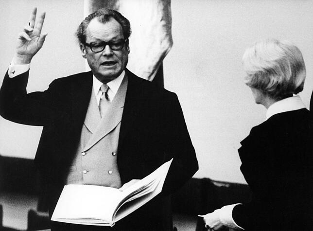 Willy Brandt legt nach seiner Wiederwahl am 14. Dezember 1972 im Bundestag den Amtseid ab. Neben ihm Bundestagspräsidentin Annemarie Renger.