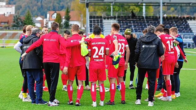 Die Mannschaft des 1. FC Rielasingen-Arlen bejubelt den Sieg gegen den FC Auggen.
