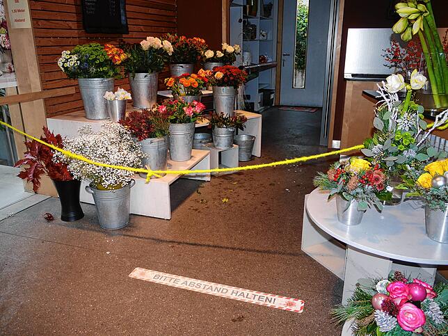Mit Klebestreifen und Absperrkordel sorgt Blumen Bublin für den nötigen Abstand zwischen Kunden und Mitarbeitern.