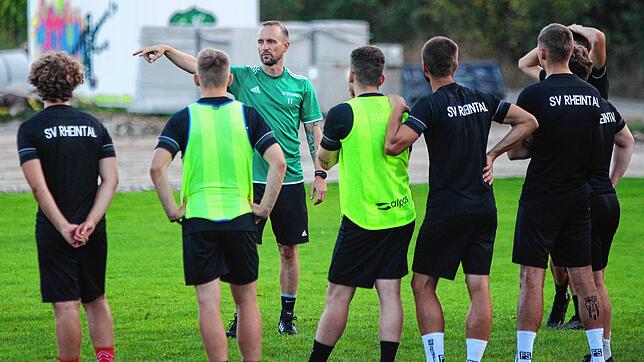 Erstmals Cheftrainer: René Grabe möchte die jungen Spieler des A-Kreisligisten SV Rheintal bestmöglich integrieren und der Mannschaft ...
