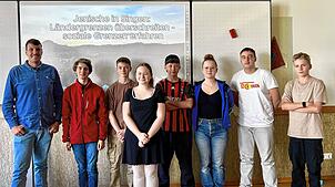 Einige Mitglieder der Geschichte-AG (von links) Lehrer Dennis Beck, Felix Grosch, Noah Fieß, Amelie Rominger, Fetje Wils, Hannah ...