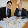 Wirtschaftsförder rerTheo Kneer (links) und Bürgermeister Bernhard Kaiser studieren die Leerstandskarte der Innenstadt. Wo stehen ...
