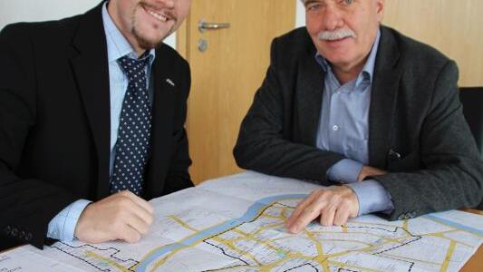Wirtschaftsförder rerTheo Kneer (links) und Bürgermeister Bernhard Kaiser studieren die Leerstandskarte der Innenstadt. Wo stehen ...