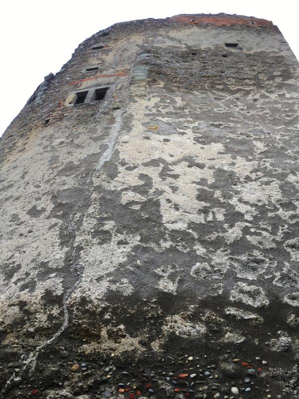 Im Mauerwerk sind die Folgen eines Blitzschlages sichtbar. Dort, wo sich das Doppelfenster befindet, war ursprünglich ein Turmaufbau, ...