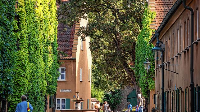 Mitten in Augsburg eine beschauliche Stadt in der Stadt: die Fuggerei.