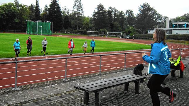 Aufwärmen mit Ulla Gohn (rechts) zum 14. Nordic-Walking-Lauf des Skiclubs Wehr hieß es vor dem Start im Frankenmattstadion, an dem 14 ...