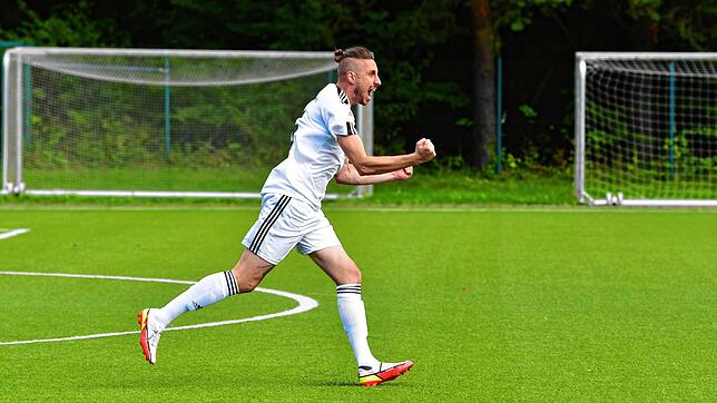 So soll es weitergehen: Lucas Jehle kam vor der Saison vom SV Albbruck zum Bezirksliga-Neuling SV 08 Laufenburg II. Hier bejubelt der ...