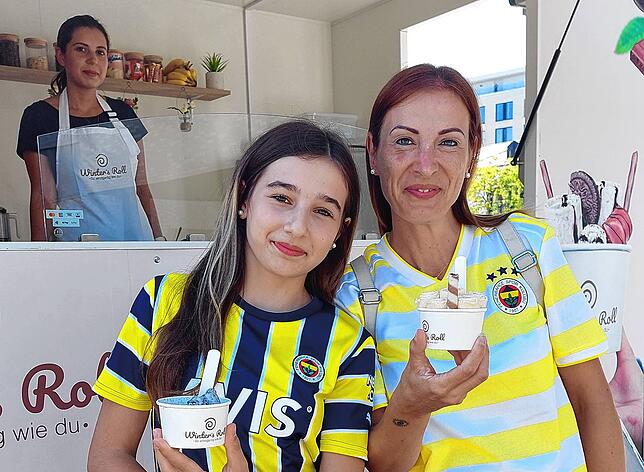 Selin und ihre Mutter Serpil Balan freuen sich, dass der thailändische Trend mit den Eisrollen auch den Weg nach Konstanz gefunden hat.