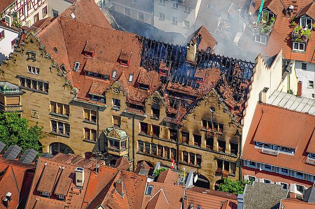 Zur Mittagszeit steigt weiterhin Rauch über dem Gebäude in der Zollernstraße auf. Glutnester erschweren den Einsatzkräften die ...