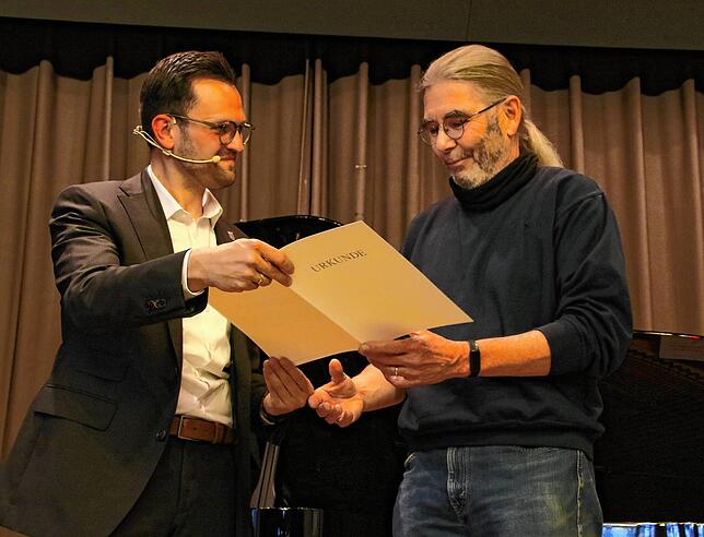 Eine Urkunde für 125 Blutspenden überreichte Johannes Henne an Werner Remmels (rechts).
