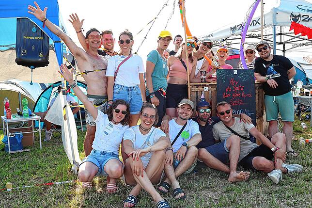 Bild 12: Kühle Getränke, coole Outfits und Lametta: So schön feiern die Southside-Besucher auf dem Zeltplatz