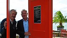 Detlef Kappes (Interimsgeschäftsführer der Caritas) und OB Jan Zeitler blicken aus der roten Tür am Mantelhafen. Sie ist ein Zeichen im ...