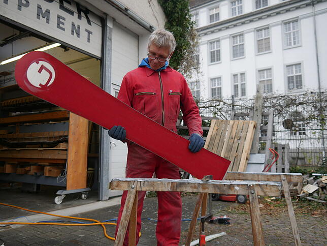 Wir haben Werner Früh beim Bau eines Snowboards begleitet. Hier holt er es gerade aus seiner Presse und schneidet es mit einer Stichsäge ...