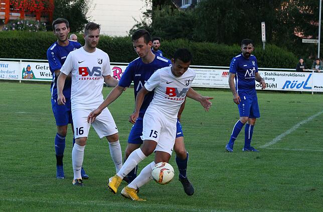 Bild 19: FC Erzingen müht sich in der Verlängerung zum 3:2-Pokalsieg beim Lokalrivalen FC Geißlingen &ndash; und wir haben Bilder!