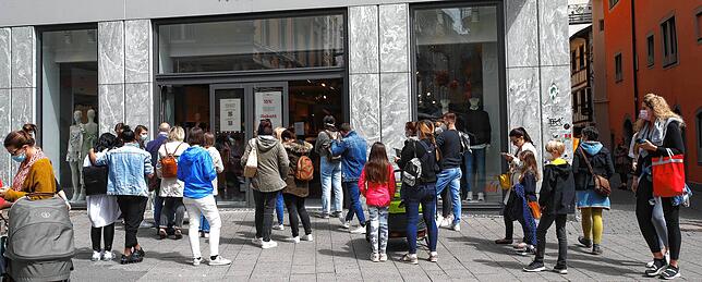 Nach dem Lockdown standen die Kunden Schlange vor den Geschäften, hier in der Konstanzer Marktstätte. Vor allem die Schweizer Kunden ...