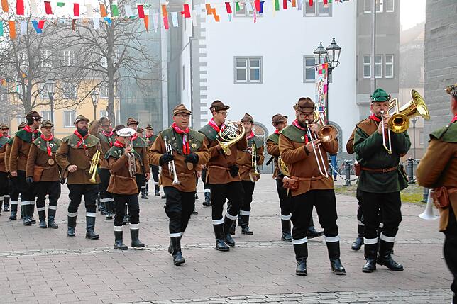 Bild 3: Ein bisschen Fasnacht geht doch: Szenen vom Marktplatz in Radolfzell