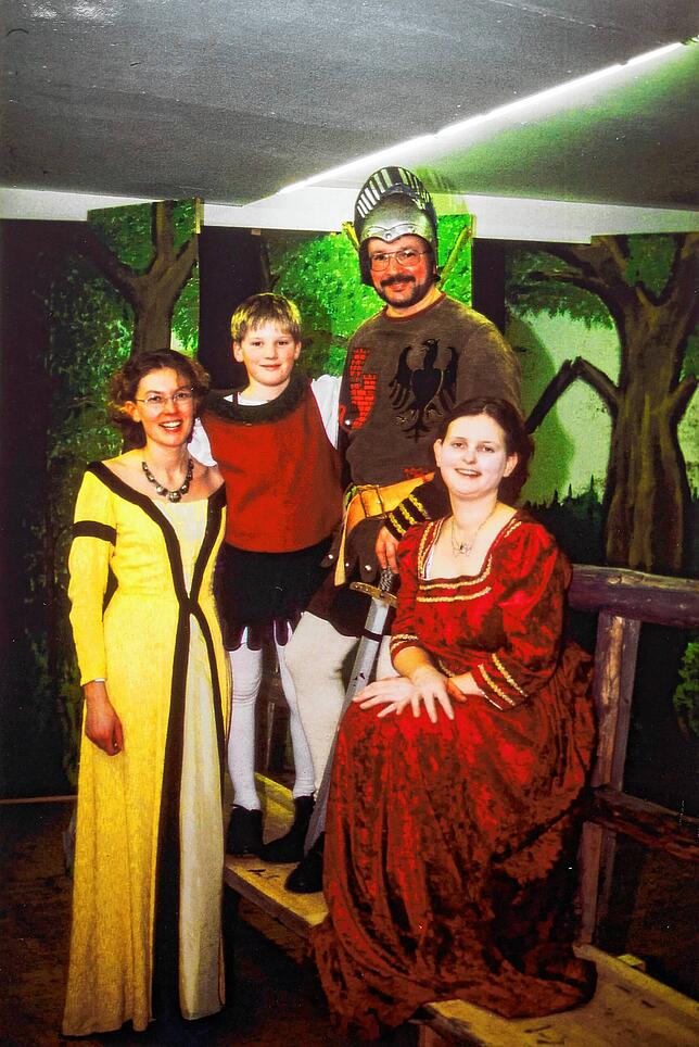 Die Ritterfamilie mit Bediensteter vor 25 Jahren (von links): Magd Barbara alias Jutta Föhrenbacher, Hardeggers Sohn Werner alias ...