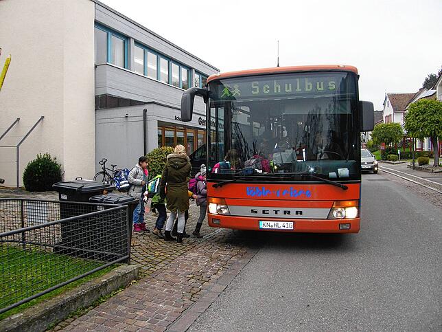 Für den Transport von der Grundschule Hegne zur Sporthalle Kaltbrunn fallen laut Sitzungsvorlage jährlich rund 20.000 Euro an.