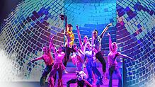 Eine Szene aus dem „Musical Karussell“ auf der Bühne im Bad Säckinger Gloria Theater: Hier aus „Mammamia“. Foto: Gloria Theater