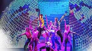 Eine Szene aus dem „Musical Karussell“ auf der Bühne im Bad Säckinger Gloria Theater: Hier aus „Mammamia“. Foto: Gloria Theater