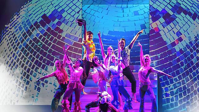 Eine Szene aus dem „Musical Karussell“ auf der Bühne im Bad Säckinger Gloria Theater: Hier aus „Mammamia“. Foto: Gloria Theater