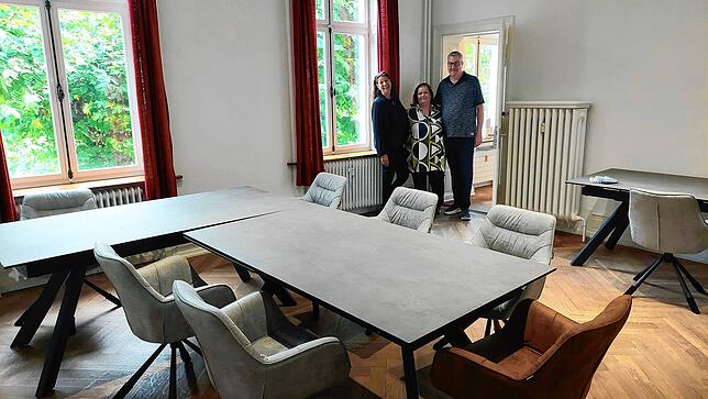 Sandra Geng, Lilli Reifschneider und Axel Seitz (von links) zeigen einen der beiden Nebenräume der Villa Prym.