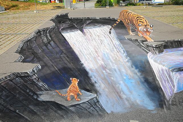 Eine Klasse für sich sind die Tierbilder von Nikolaj Andt. Vor seinem prickelnden Tigerbild, das er 2016 auf dem Parkplatz an der ...