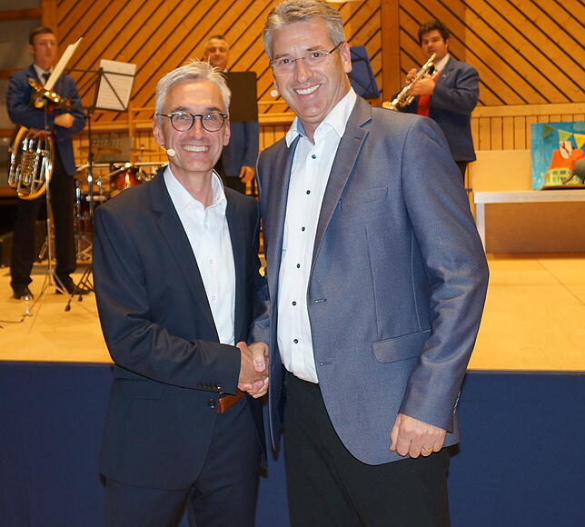 Die beiden Gemeindeoberhäupter Jürgen Stukle und Daniel Suter begrüßen die Jubiläumsgäste zusammen.