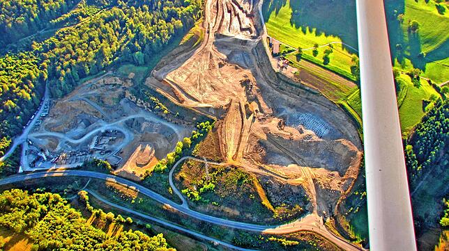 Die Luftaufnahme aus dem Jahr 2016 zeigt den Bereich der A98 mit der vorgesehenen Abfahrt bei Minseln.