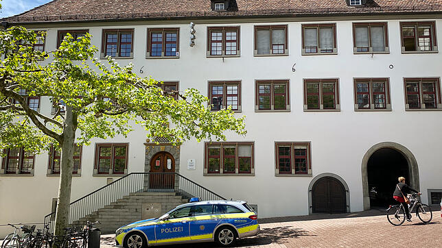 Symbolfoto: Mit einem Messer soll der Angeklagte auf seinen Freund losgegangen sein. Grund dafür sollen Wahnvorstellungen in Folge von ...