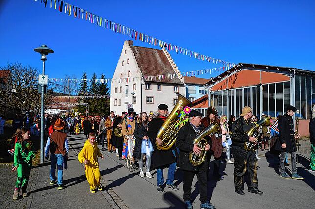 Der Rosenmontag ist in Aasen meist Familien und Kindern gewidmet. Die schauen sich am Straßenrand das närrische Spektakel an.