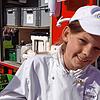 Julia ist bei den Miniköchen. Beim Bio- und Regionalmarkt vorm Konzil schnippelt sie einen Kürbis.