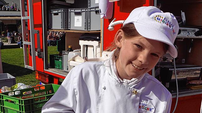 Julia ist bei den Miniköchen. Beim Bio- und Regionalmarkt vorm Konzil schnippelt sie einen Kürbis.