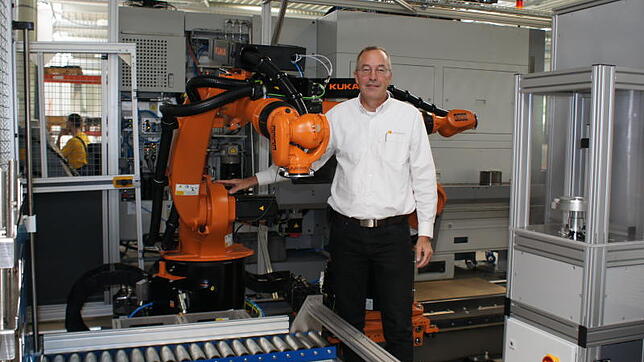 Günter Stecher mit einem seiner Roboter. "Digital" ist in seiner Firma längst kein Fremdwort mehr.